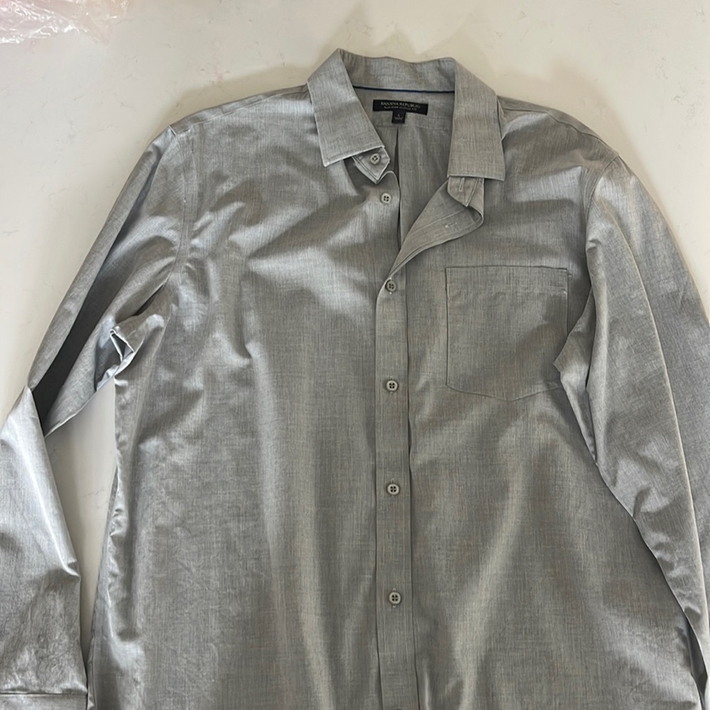 Non-Iron classic Fit Mens Banana Republic Button Down; gray in good condition